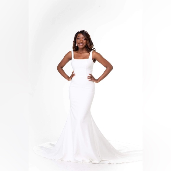 Square neck crepe wedding dress - Picture 1 of 6